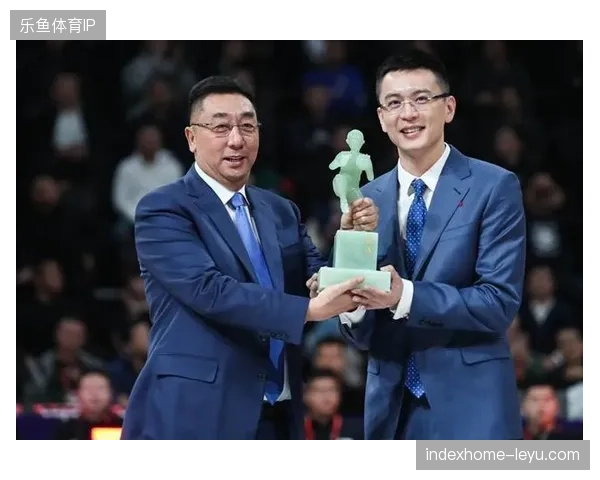 前辽篮冠军教头杨鸣成为自由市场焦点,包括新疆男篮在内的多支球队均展开积极追求 前辽篮冠军教头杨鸣成为自由市场焦点,包括新疆男篮在内的多支球队均展开积极追求